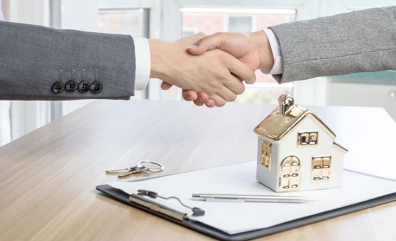 So sánh hợp đồng thuê nhà và sổ đỏ