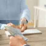 Công chứng hợp đồng mua bán tài sản đấu giá và chứng thực có khác nhau không? uy-quyen-nhan-tien