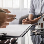 Công chứng giấy chứng nhận kết hôn bản sao Real,Estate,Agent,And,Customer,Discussing,For,Contract,To,Buy,