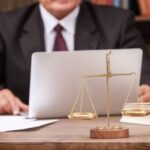 Nhận diện hành vi lạm dụng công chứng ngoài trụ sở trái pháp luật Công chứng bản dịch