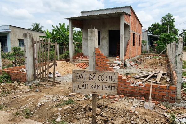 Mua đất bị chủ cũ quay lại phá hoại sau khi đã sang tên công chứng