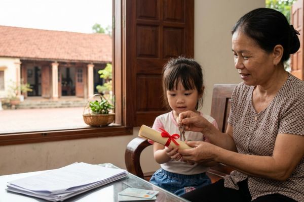 Tặng cho nhà đất cho cháu ngoại nhưng cháu chưa có giấy khai sinh: Xử lý sao?