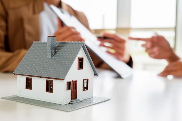 Tặng cho nhà đất có bắt buộc hai bên phải cùng có mặt tại phòng công chứng?