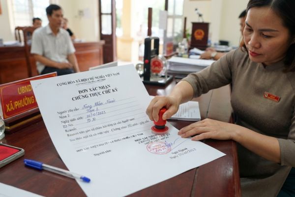 Chứng thực chữ ký trên đơn xin xác nhận hai tên là một người
