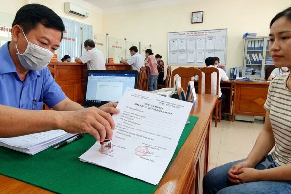 Chứng thực chữ ký trên giấy ủy quyền nhận bằng tốt nghiệp đại học hộ