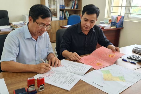 Hợp đồng chuyển nhượng đất chung sổ đỏ: Mẹo lập thỏa thuận đồng sở hữu