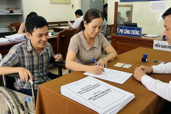 Hợp đồng tặng cho nhà đất cho người tàn tật: Miễn giảm phí công chứng