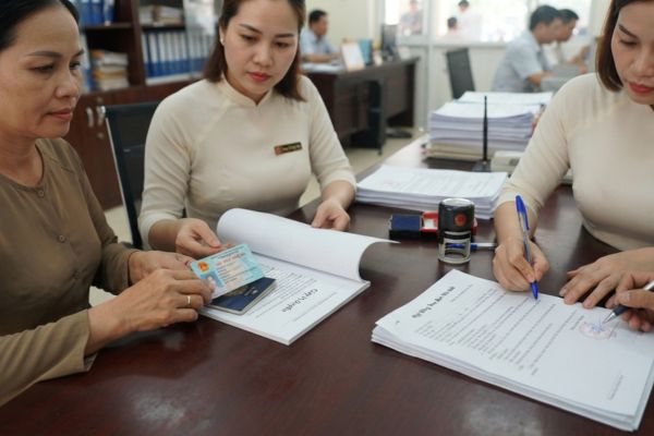 Phân biệt chứng thực chữ ký trên giấy tờ tùy thân và văn bản giao dịch